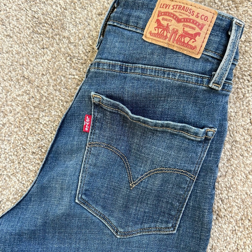 Levi's Women's high rise Skinny Jeans - Blue size 26